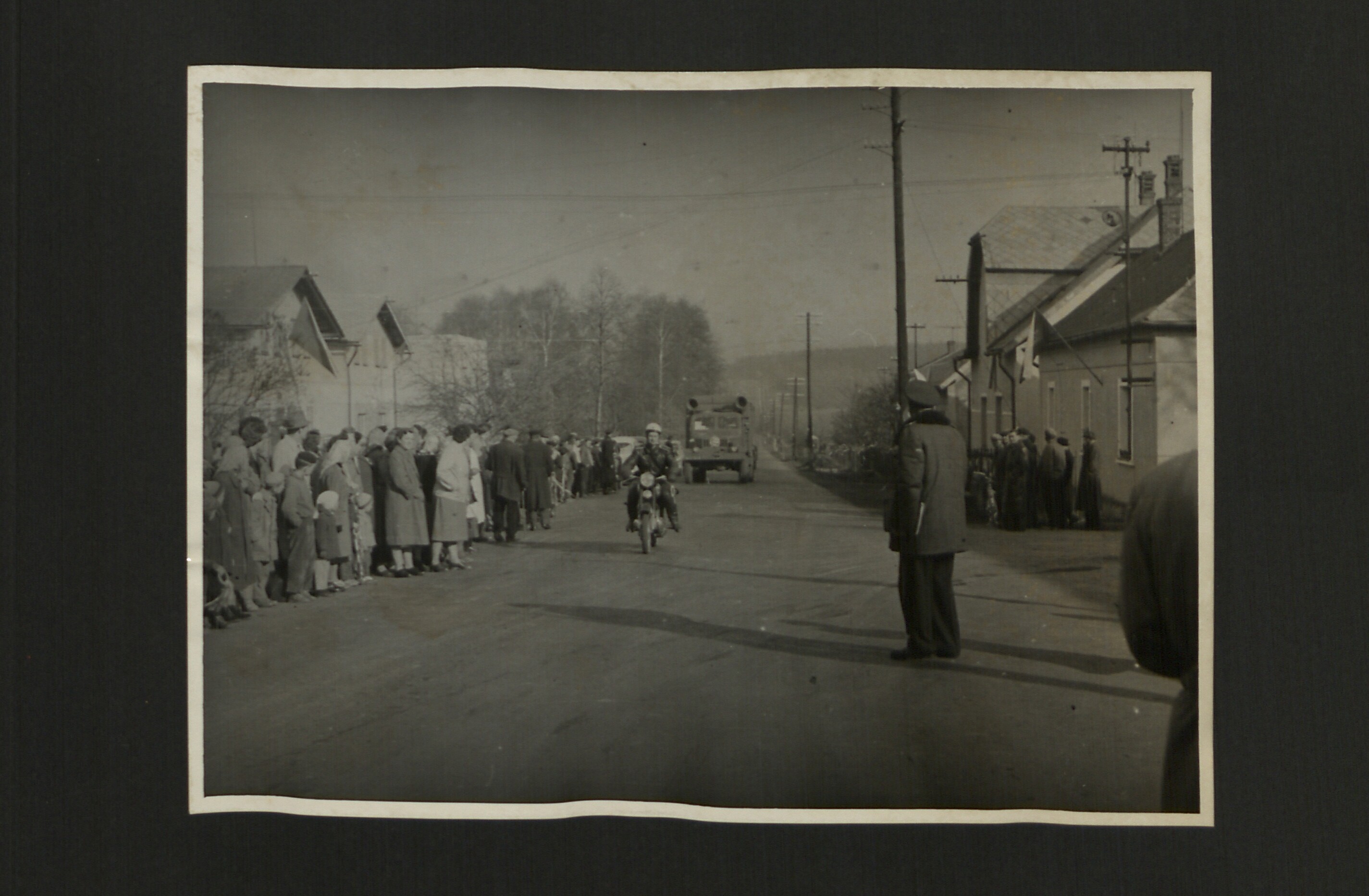 4. soap-ro_00103_obec-busovice-stafeta-1960_0040